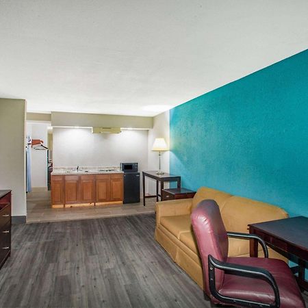 Days Inn By Wyndham Mobile I-65 מראה חיצוני תמונה