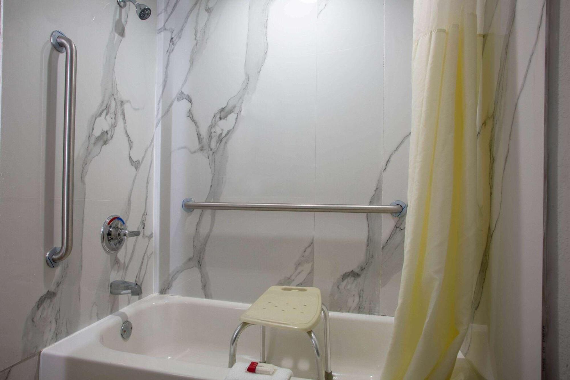 Days Inn By Wyndham Mobile I-65 מראה חיצוני תמונה