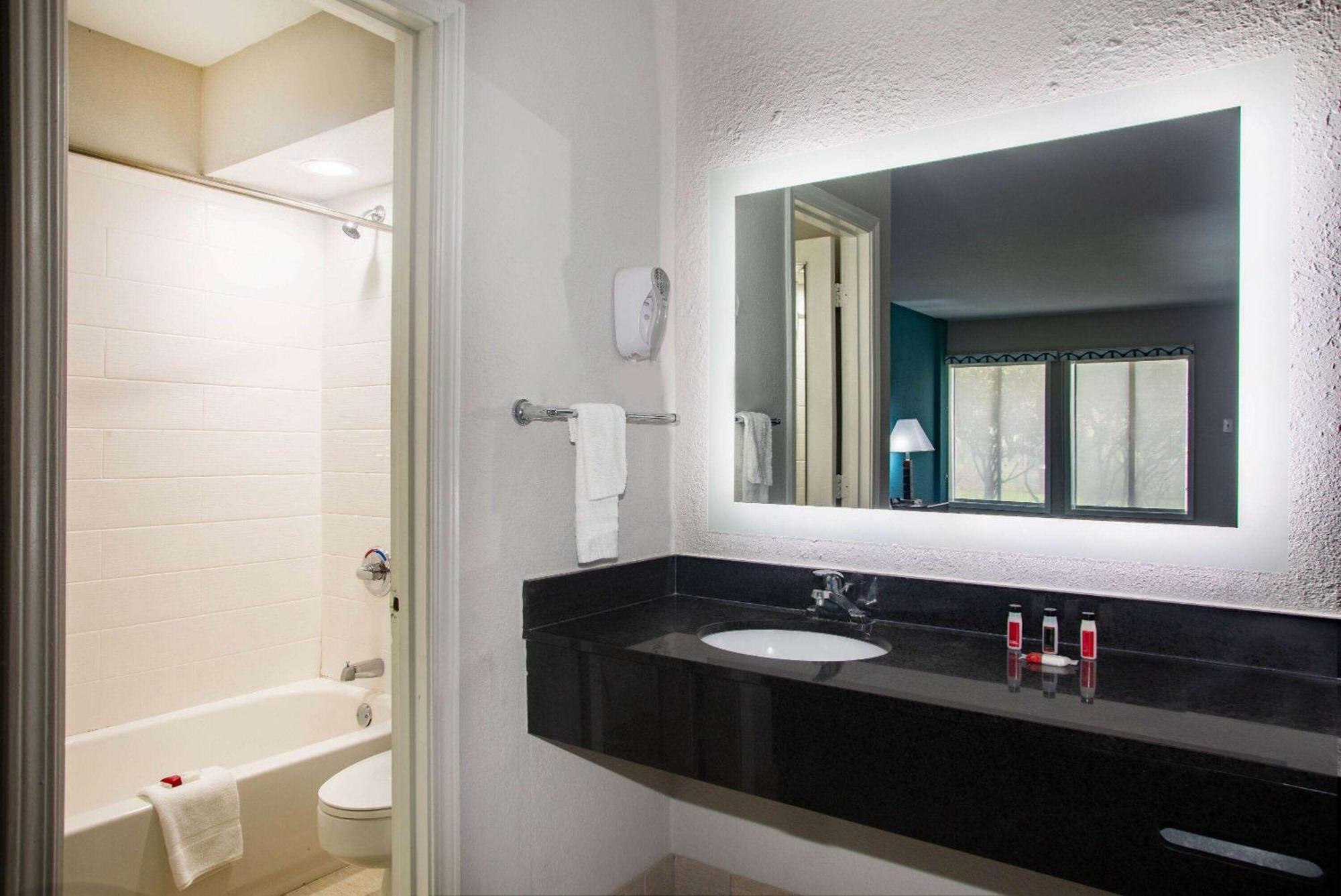 Days Inn By Wyndham Mobile I-65 מראה חיצוני תמונה