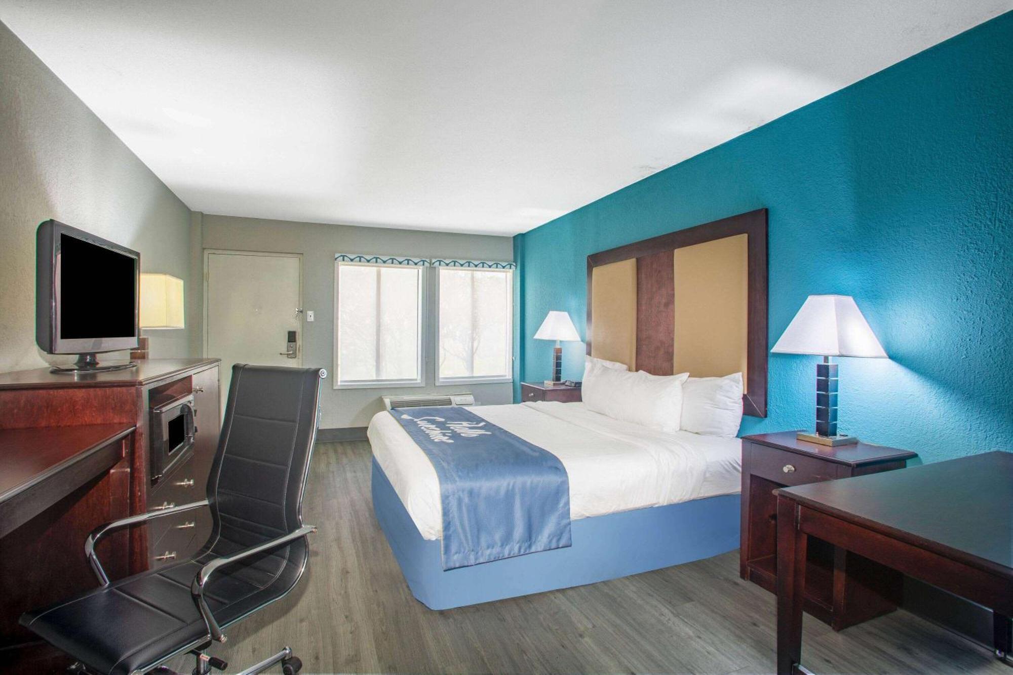 Days Inn By Wyndham Mobile I-65 מראה חיצוני תמונה